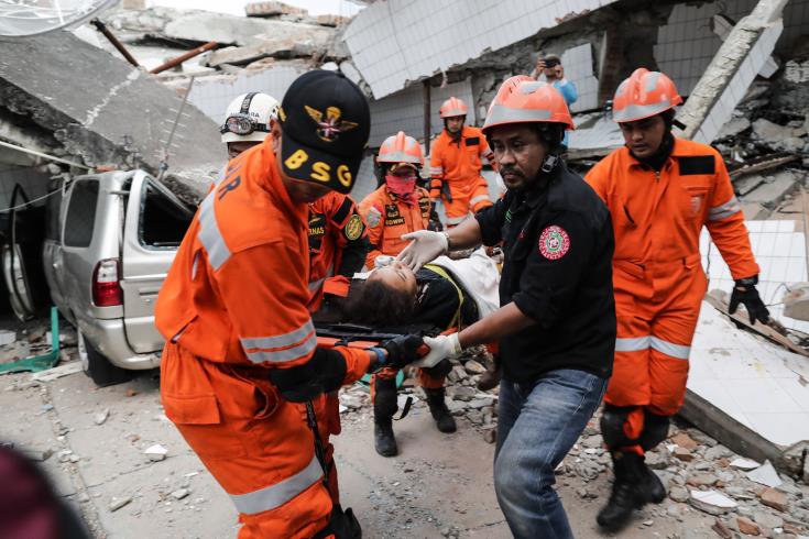 H Κομισιόν εκταμιεύει 1,5 εκατ. ευρώ για την Ινδονησία μετά το θανατηφόρο τσουνάμι 